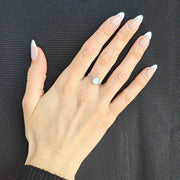 Bague goutte de lait argent portée à la main, créée avec un kit bijou au lait maternel Premier Lait